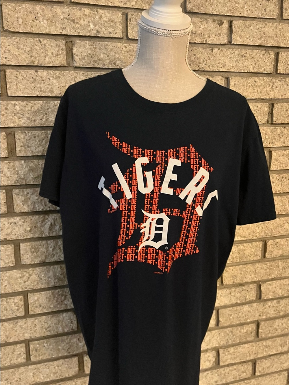 Detroit Tigers MLB Genuine Merchandise T-Shirt Menโs Large Black Graphic Tee